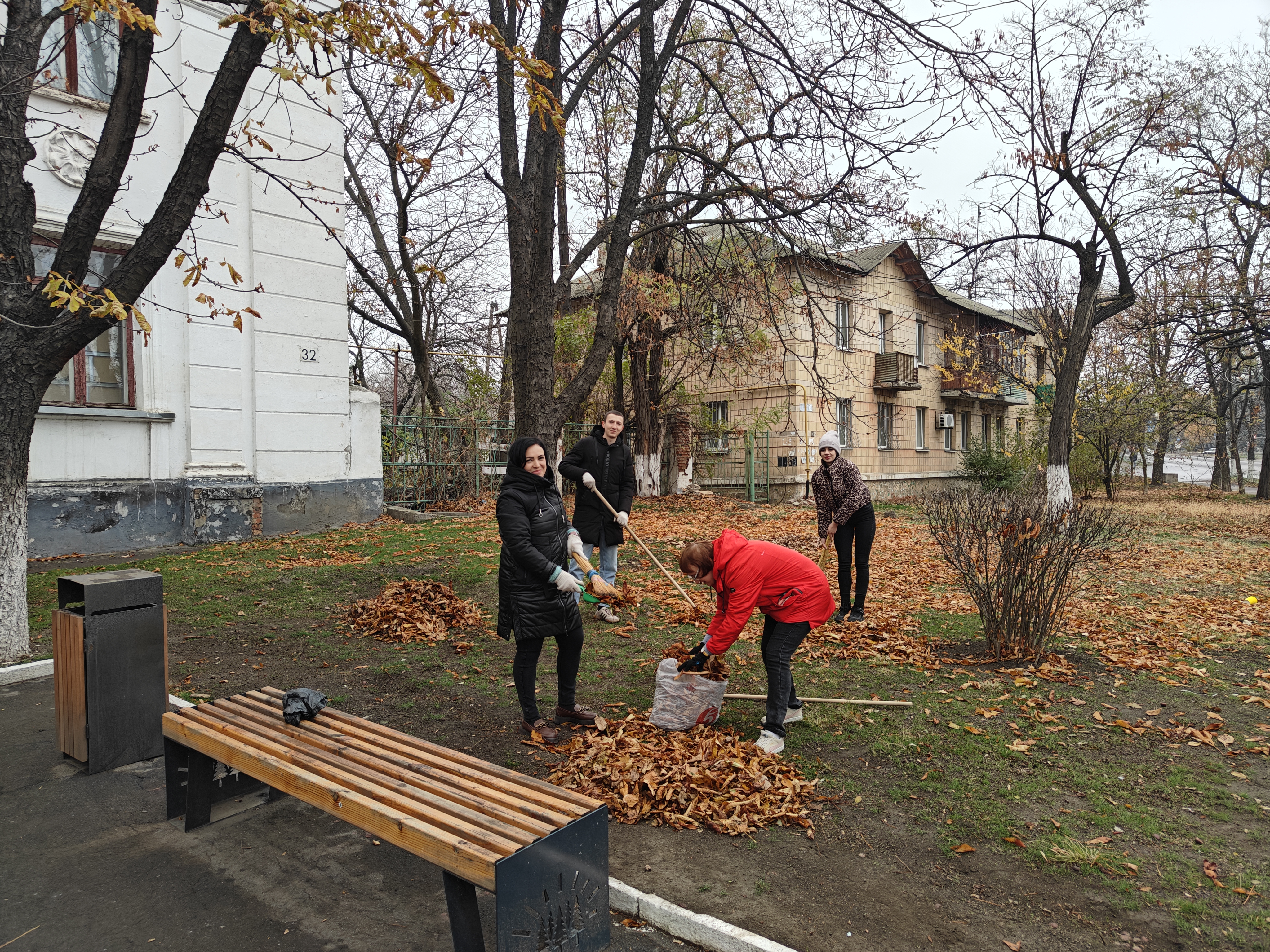 В Снежном прошел субботник.