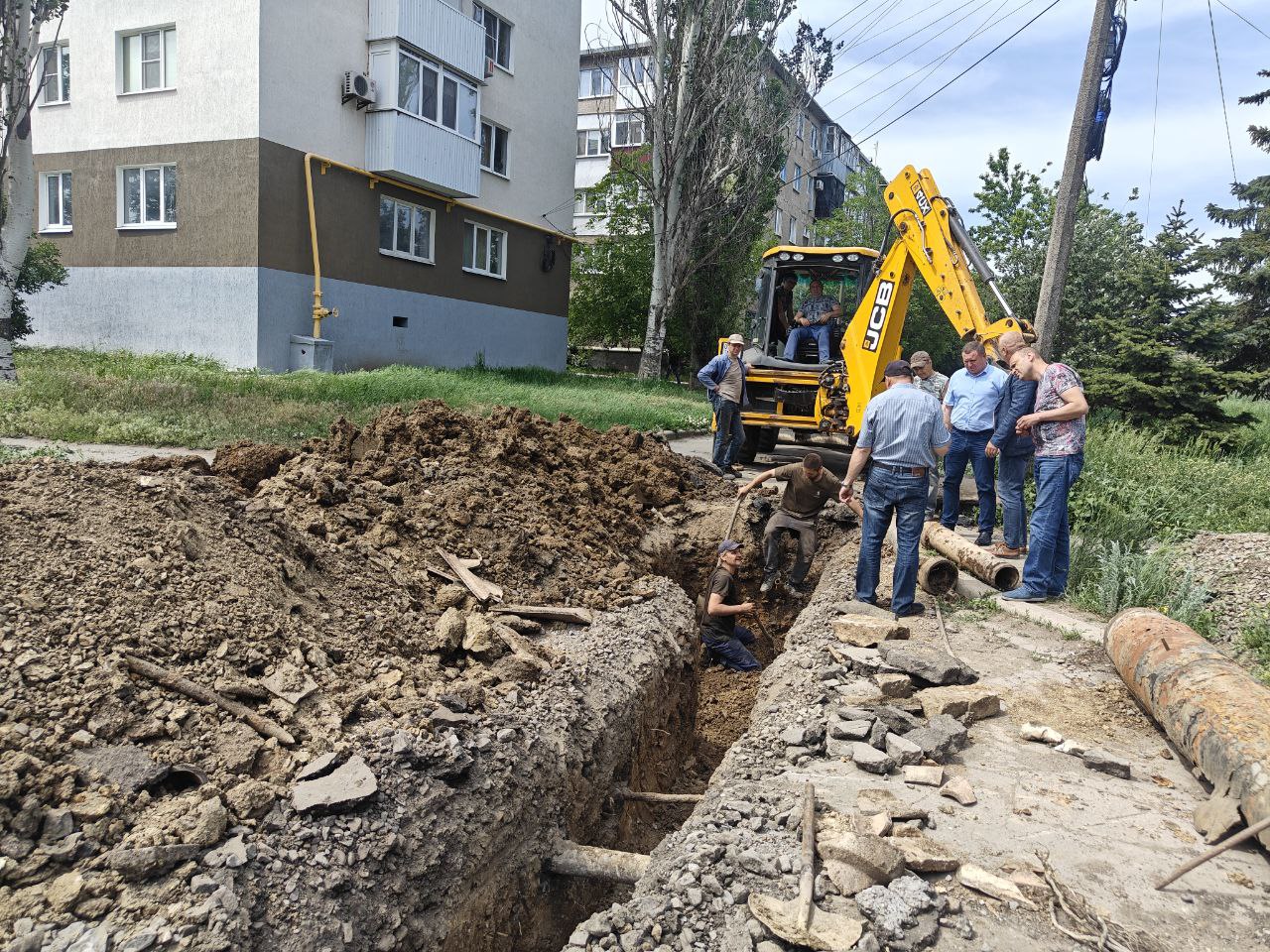 Коммунальные службы Снежного восстанавливают сети водоотведения.