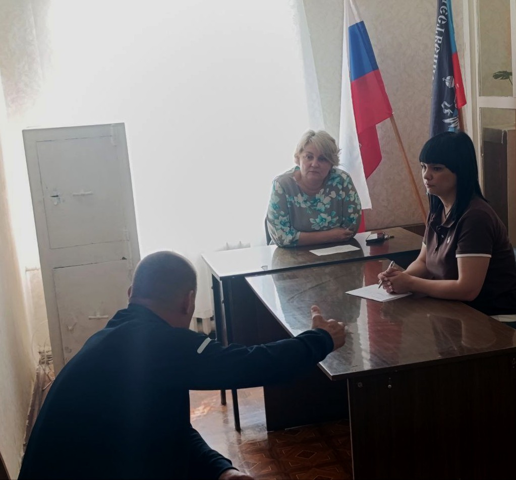 Замглавы Снежного провела прием граждан.