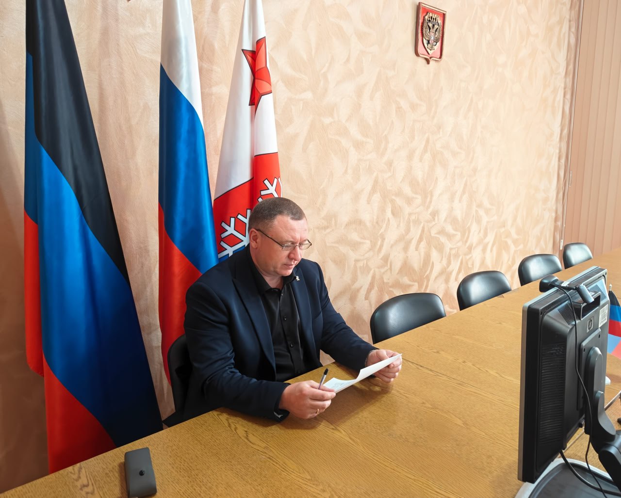 Глава Снежного в прямом эфире ответил на вопросы жителей.