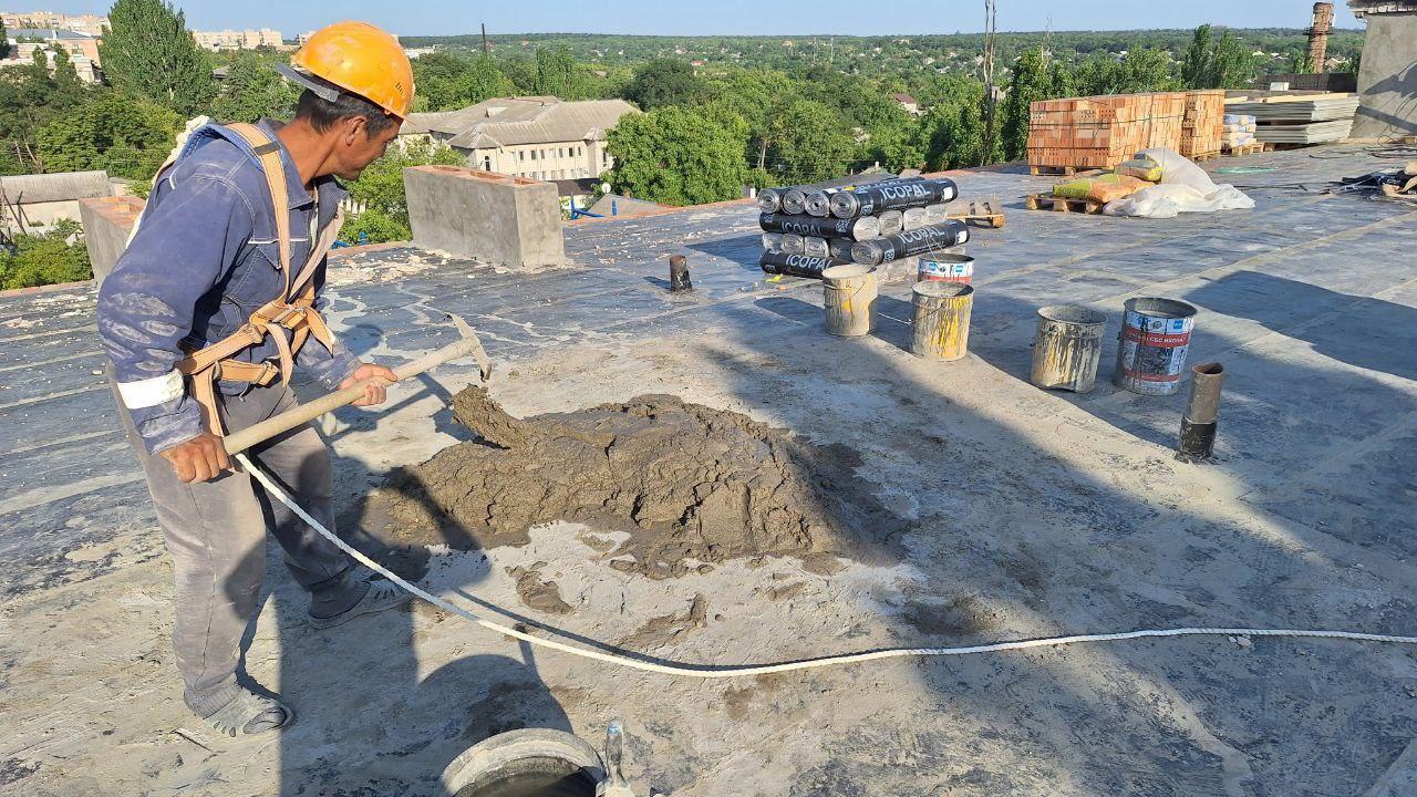 Самарские специалисты продолжают ремонтировать кровли домов в Снежном.