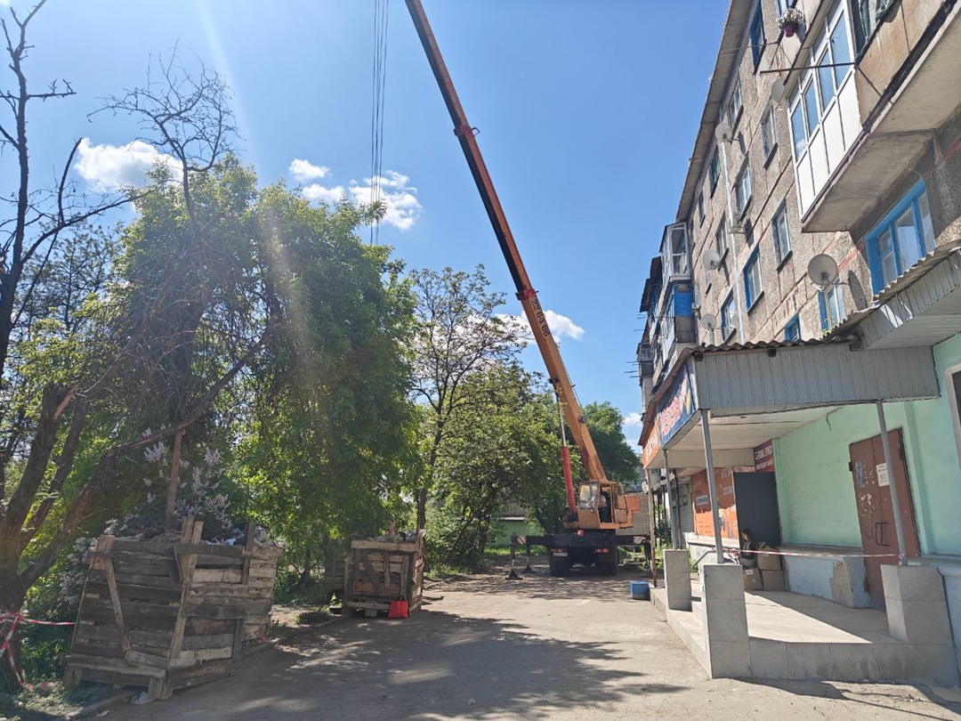 В Снежном ведутся работы по реконструкция кровли многоквартирного дома.
