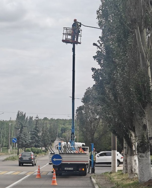 В Снежном продолжаются работы по модернизации наружного освещения.