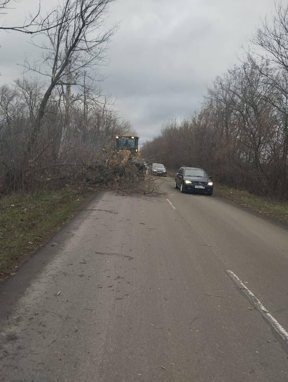 Самарцы помогают устранять последствия непогоды в Снежном.