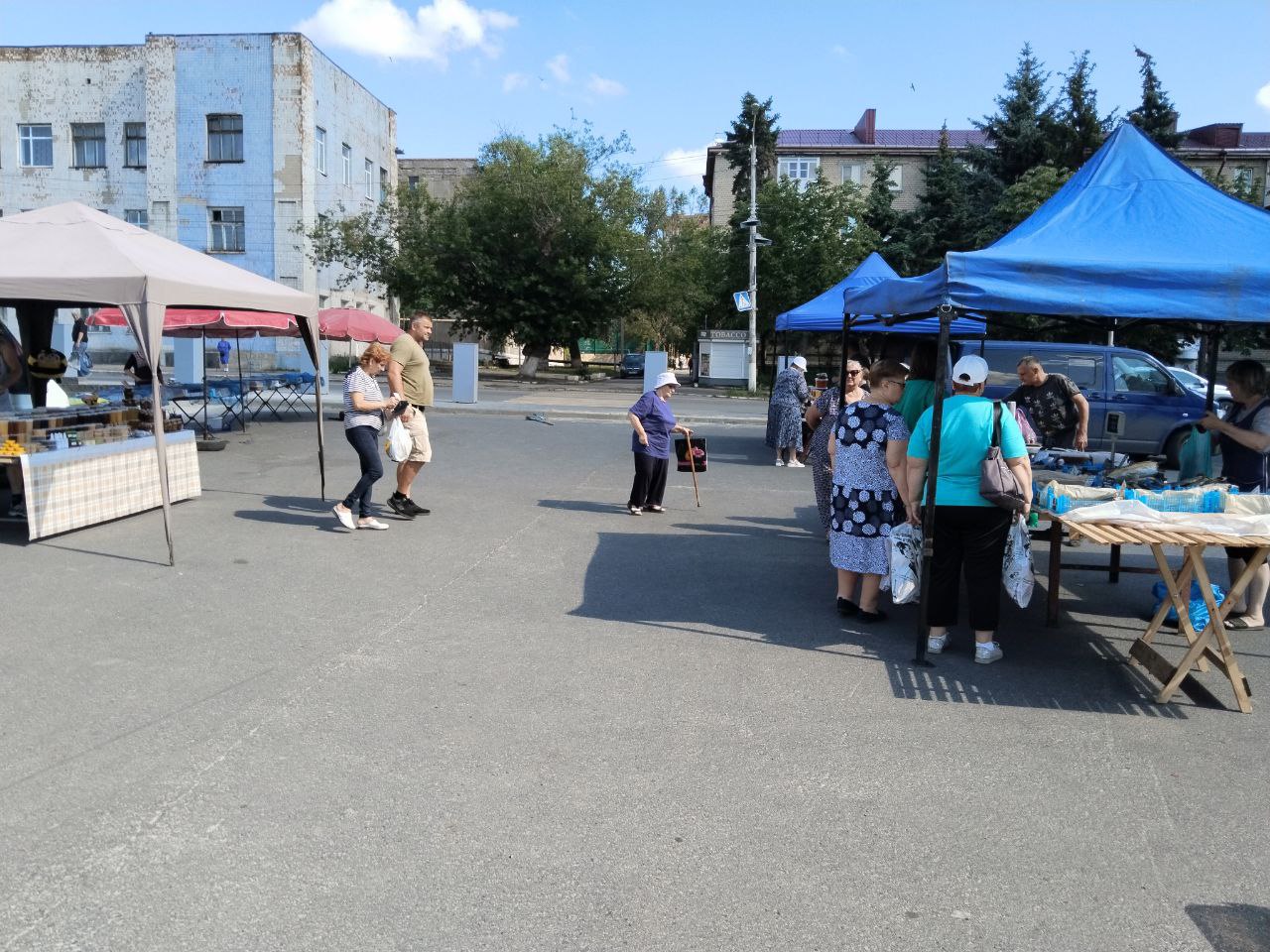 На центральной площади Снежного прошла ярмарка.