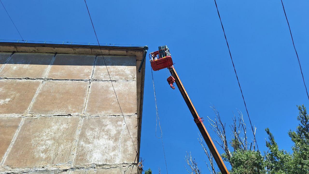 Самарские специалисты монтируют водосточные трубы в домах в Снежном.