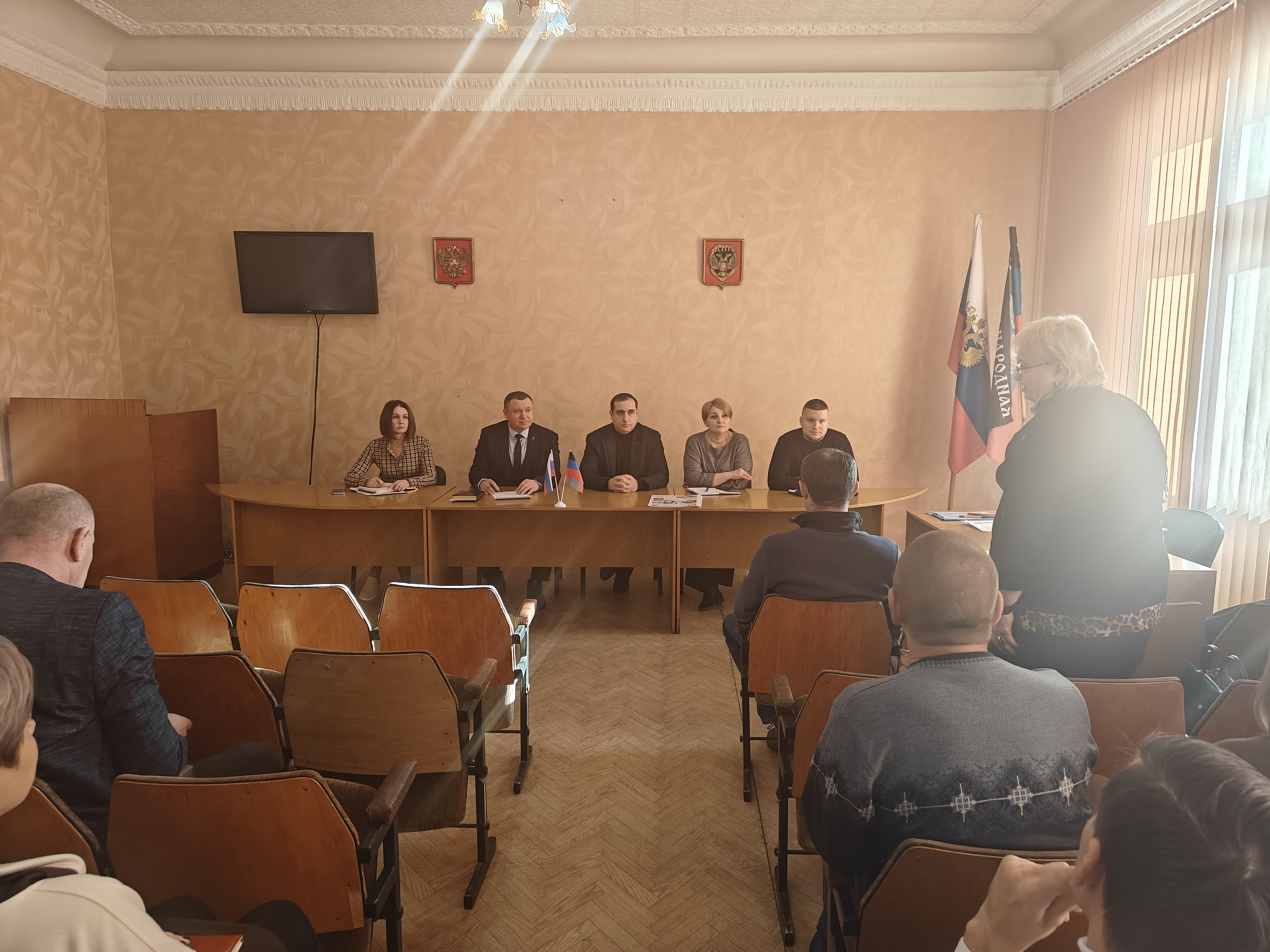 В Снежном обсудили ряд актуальных тем.