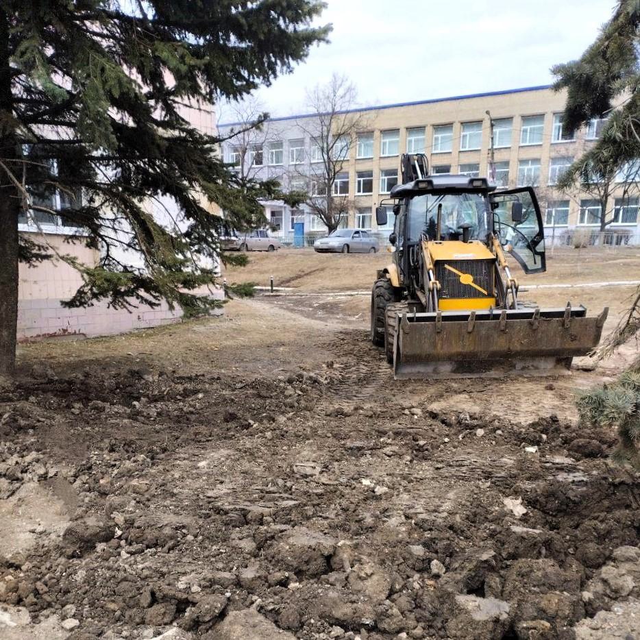 Самарцы восстанавливают территорию после ремонта в Снежном.