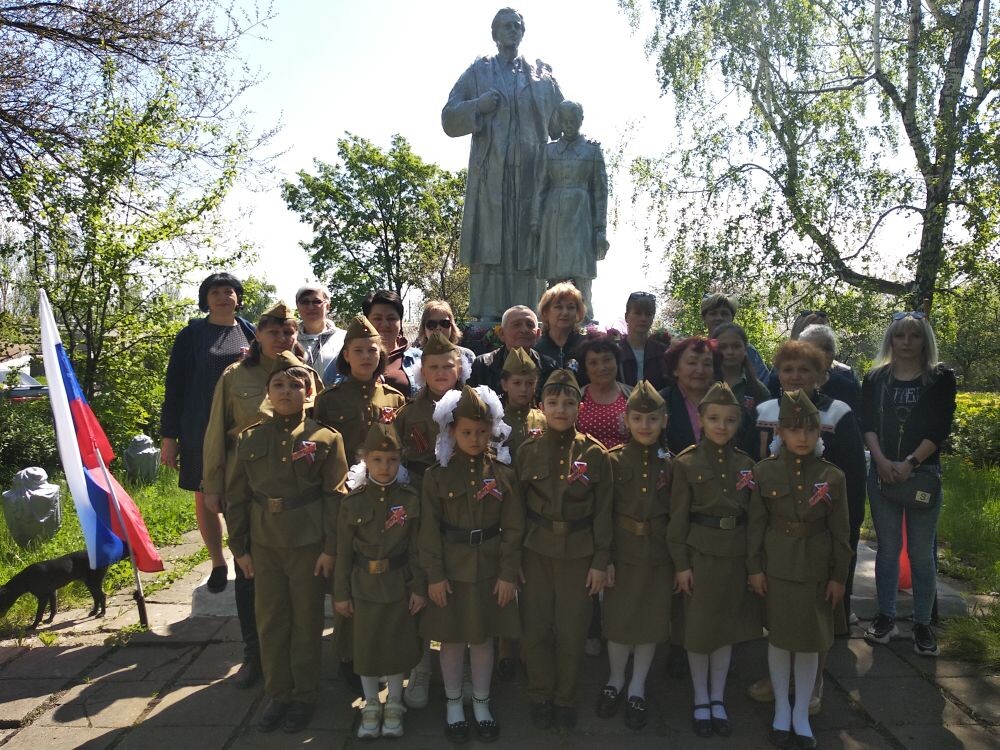 В клубе «Колос» Первомайской поселковой администрации возле памятника «Скорбящая мать» прошёл митинг ко Дню Победы.