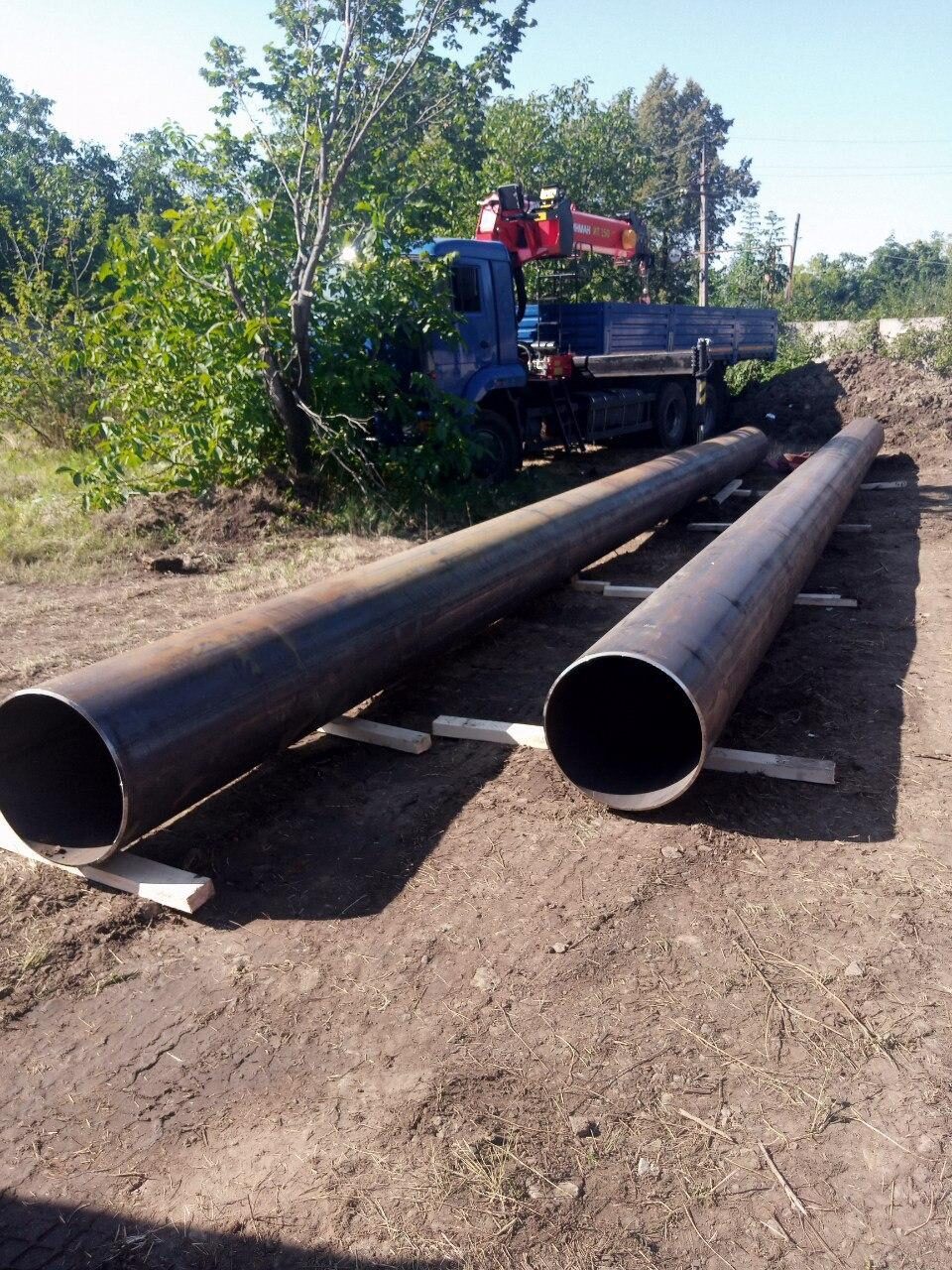 В Снежном починили участок трубопровода.