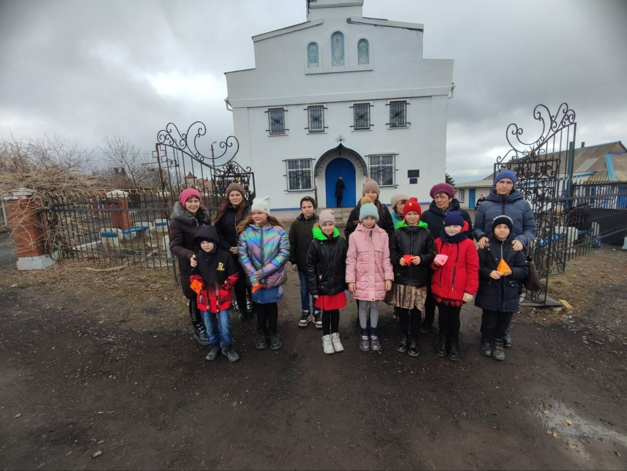 Участники духовно- нравственного кружка &quot;Лучик доброты&quot; совершили поездку в Свято-Никольский храм города Снежное.