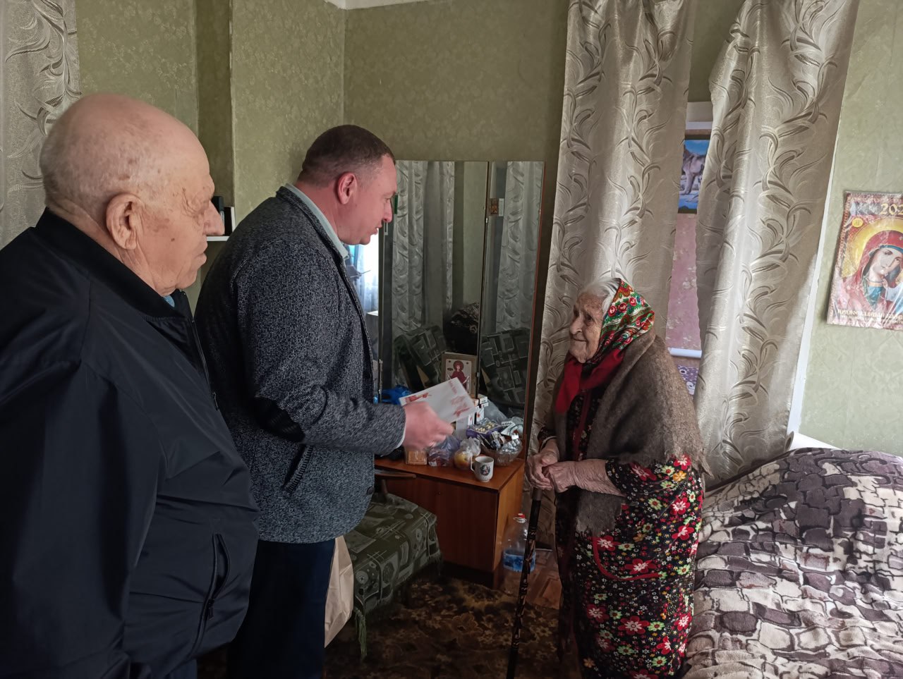В Снежном поздравили ветеранов.