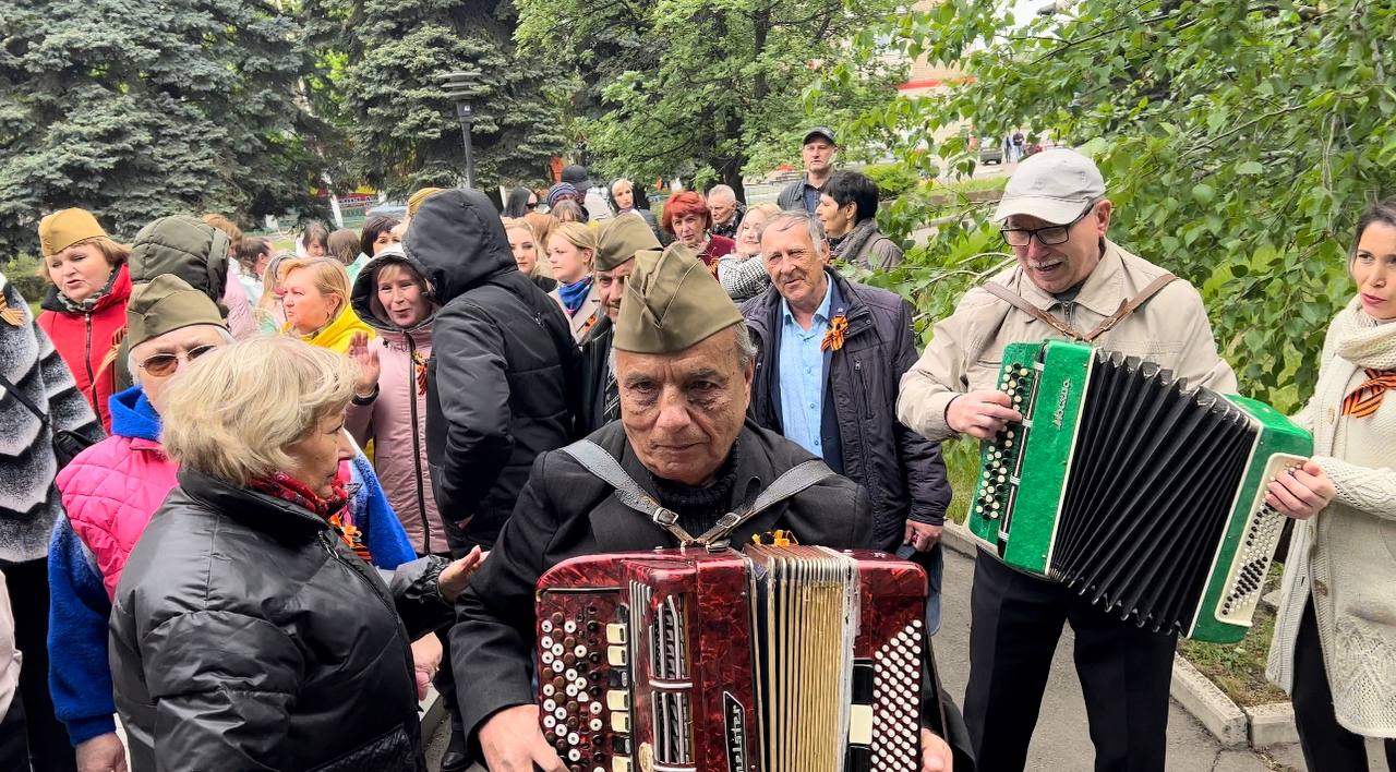 Фронтовые песни всем двором.