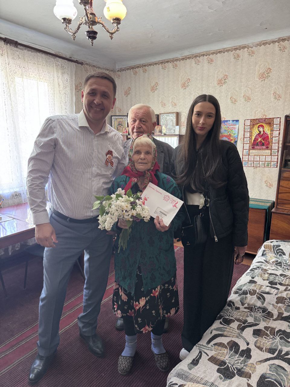 Ветеранам вручили подарки к 80-летию Победы.