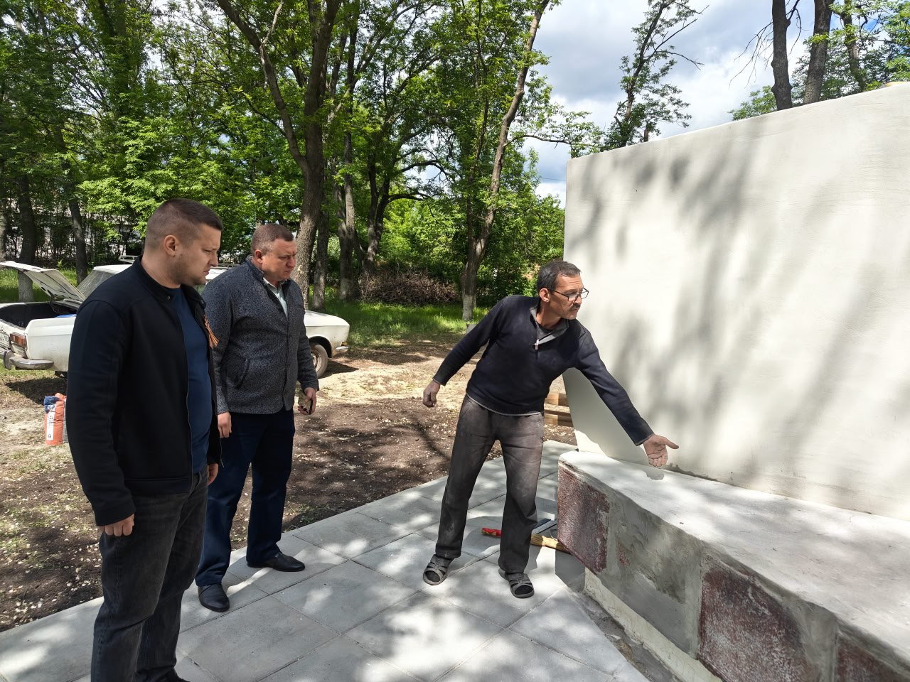 В Снежном продолжается восстановление Братской могилы.
