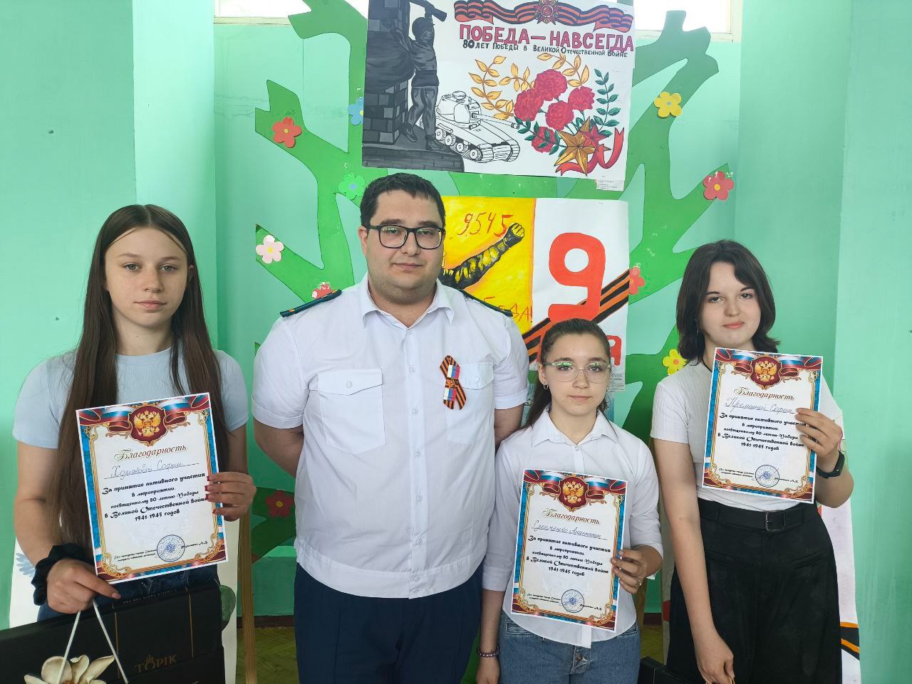 В Снежном чествовали победителей конкурса творческих работ.
