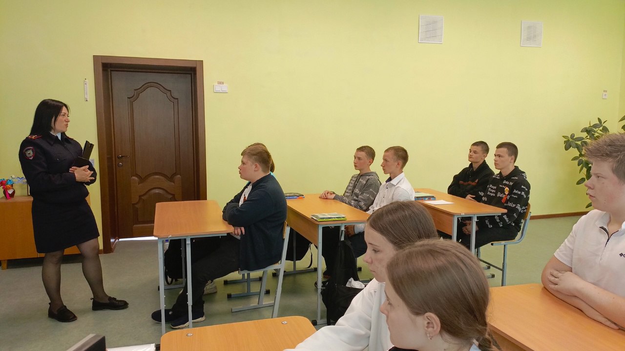 В школах Снежного прошли профилактические беседы о административной ответственности среди подростков.