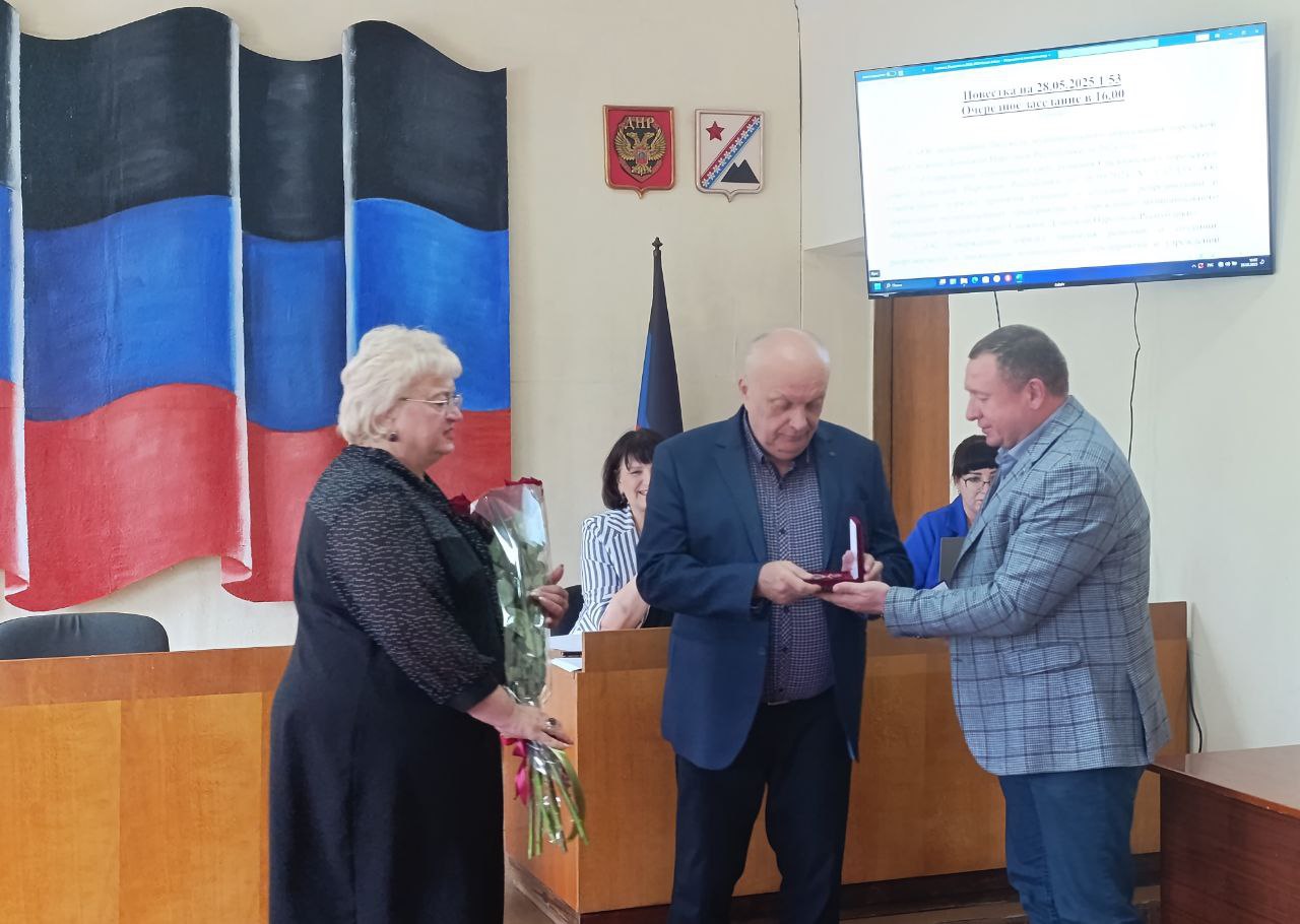 В Снежном присвоили звание &quot;Почетный гражданин&quot;.
