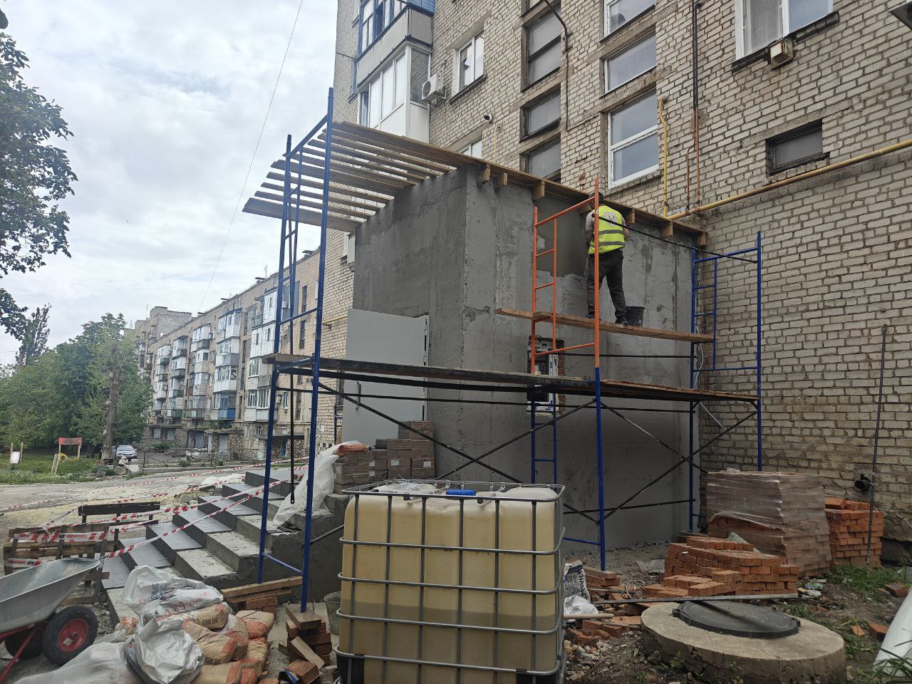 В Снежном ведется капитальный ремонт входных групп подъездов.