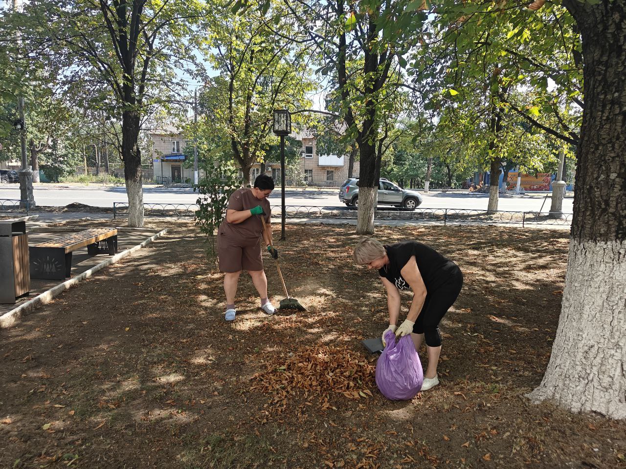 В Снежном продолжается акция «Чистый четверг».