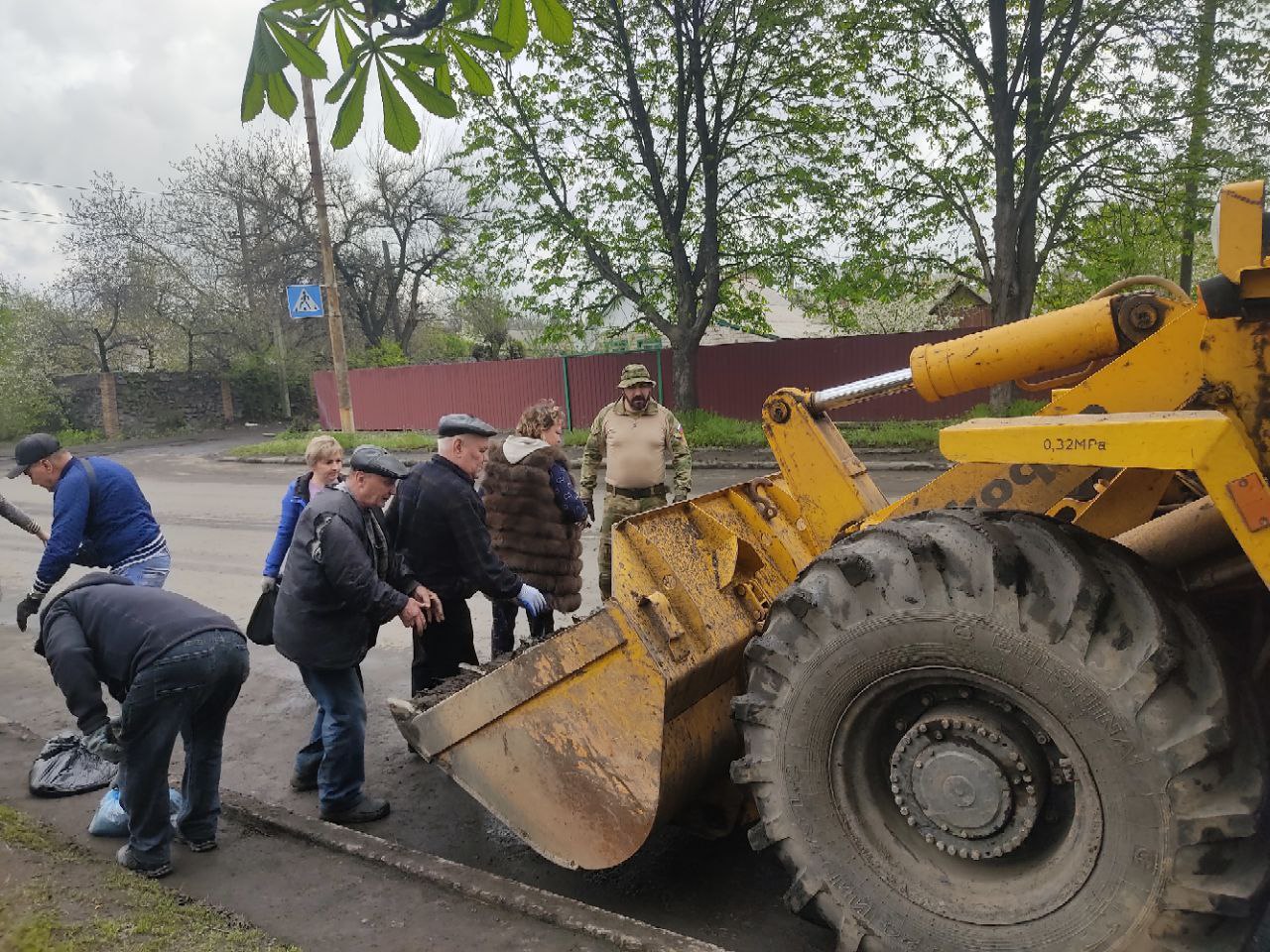 В Снежном проходит республиканский субботник.