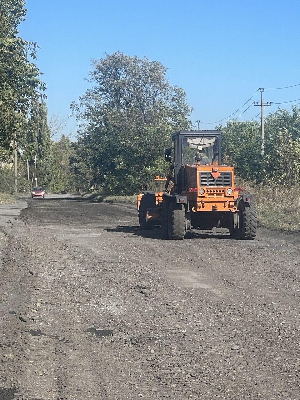 В пгт Северное к одной из школ строят дорогу.