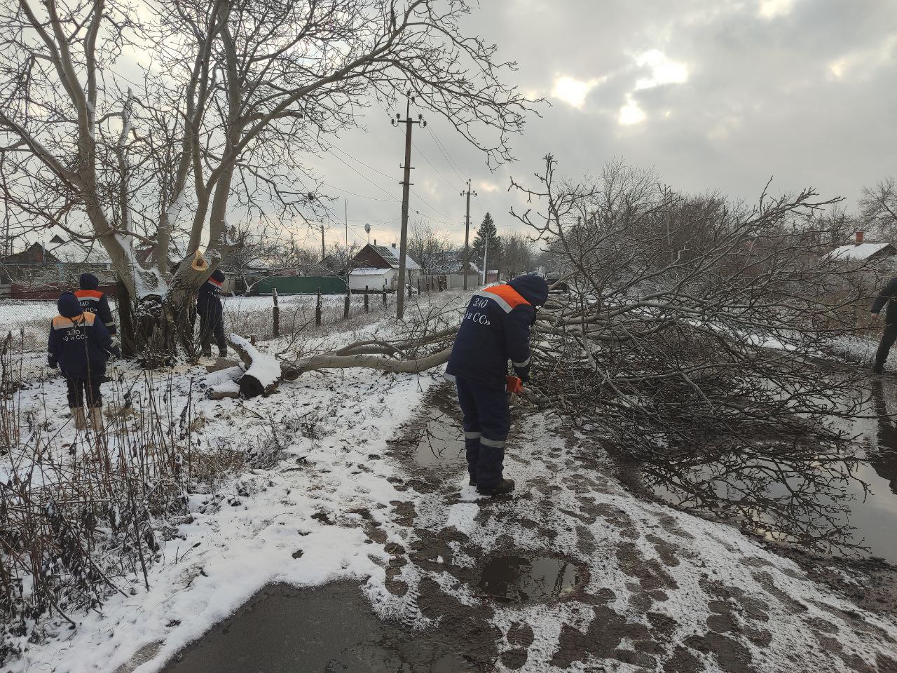 В городе продолжается работа по ликвидации аварийной ситуации сложившейся из-за последствий непогоды.