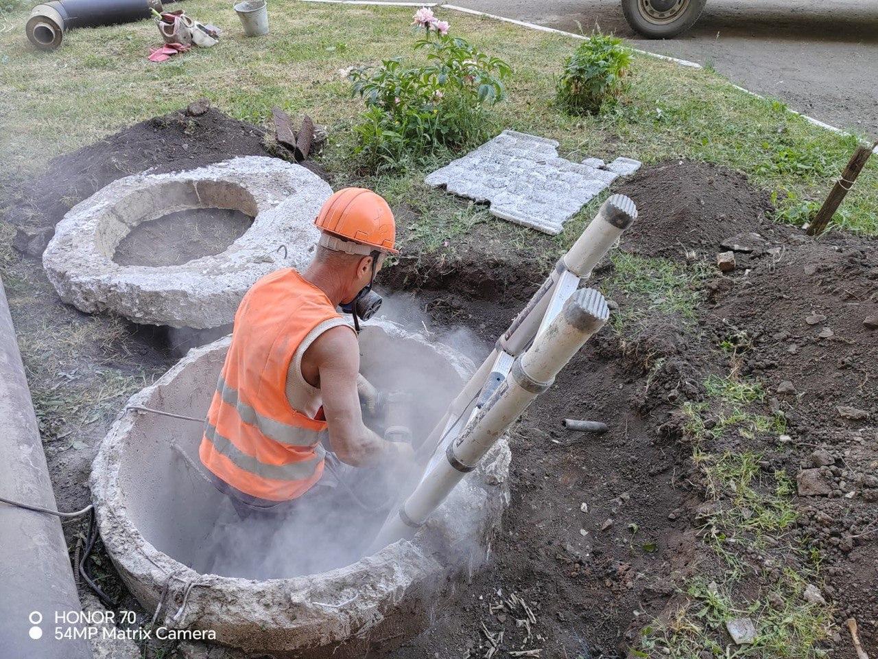 Самарские коммунальщики восстанавливают водоотведение в Снежном.