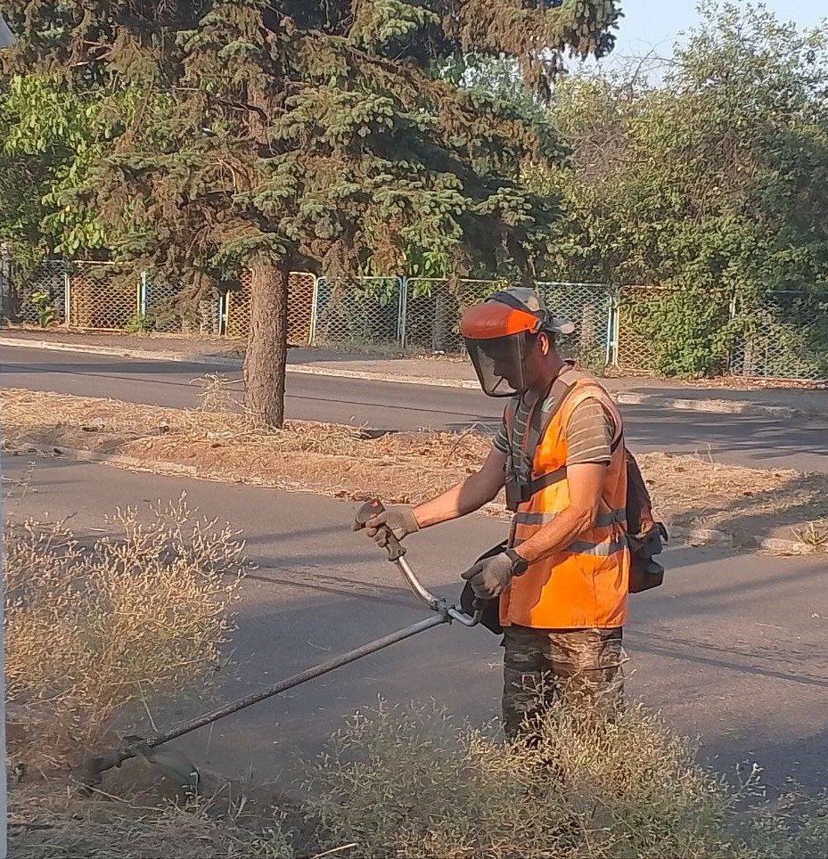 В Снежном коммунальщики продолжают благоустройство.