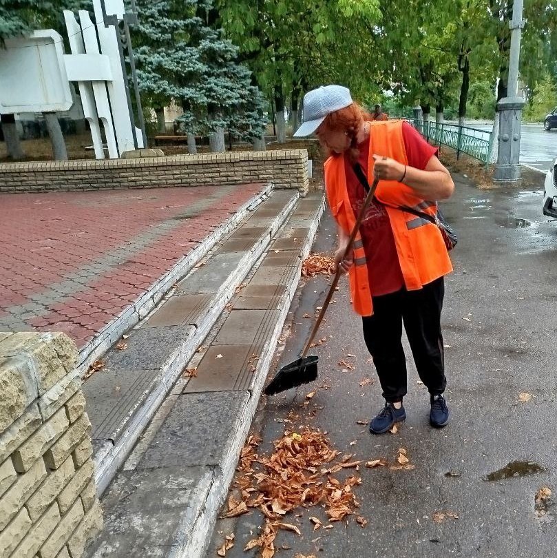 В Снежном коммунальщики продолжают благоустройство.