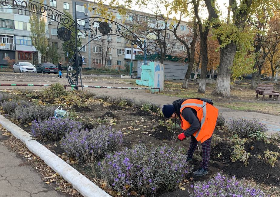 Коммунальщики Снежного выполняют благоустройство территорий общего пользования.