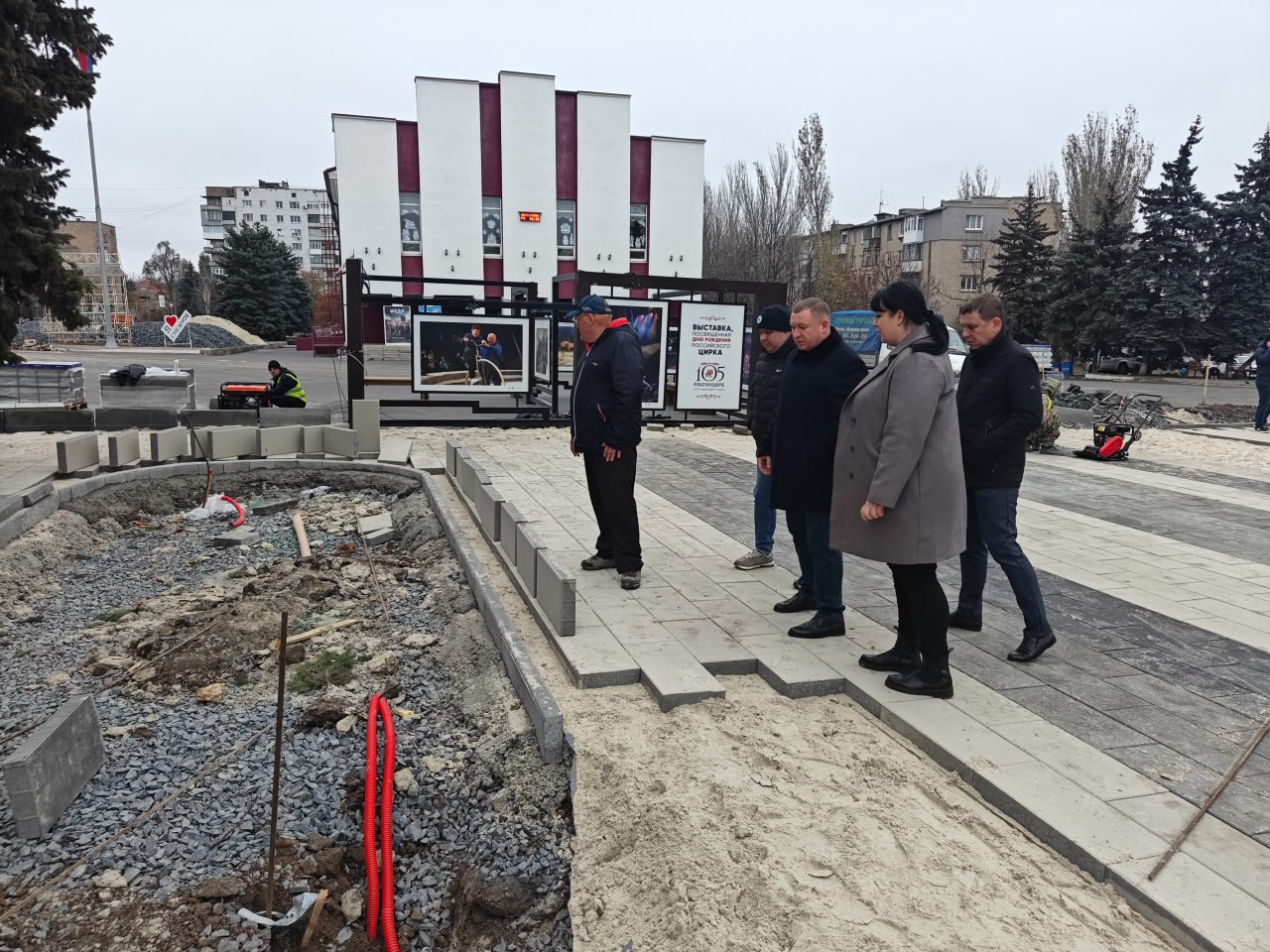 В Снежном продолжается благоустройство площади Ленина.