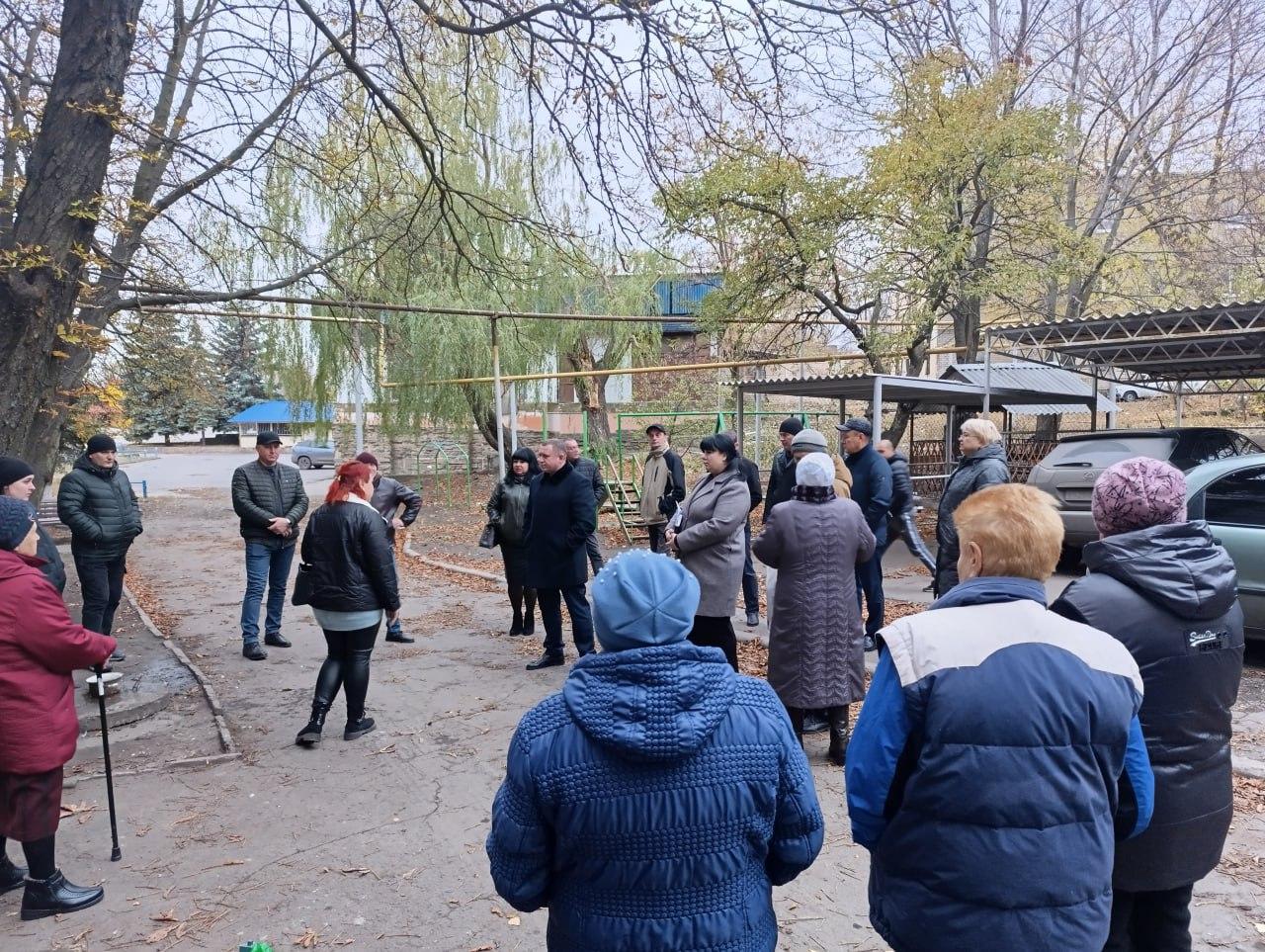 Глава муниципального образования городской округ Снежное обсудил с жителями вопросы содержания многоквартирного дома .