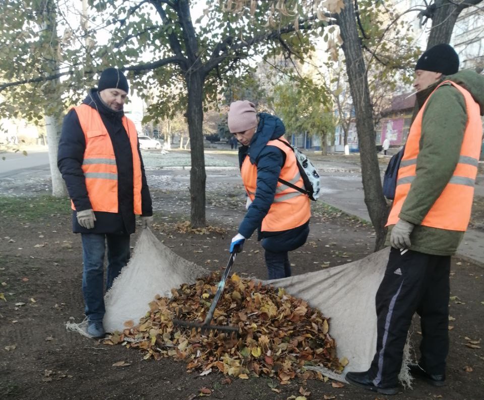 Коммунальщики Снежного благоустраивают территории общего пользования.