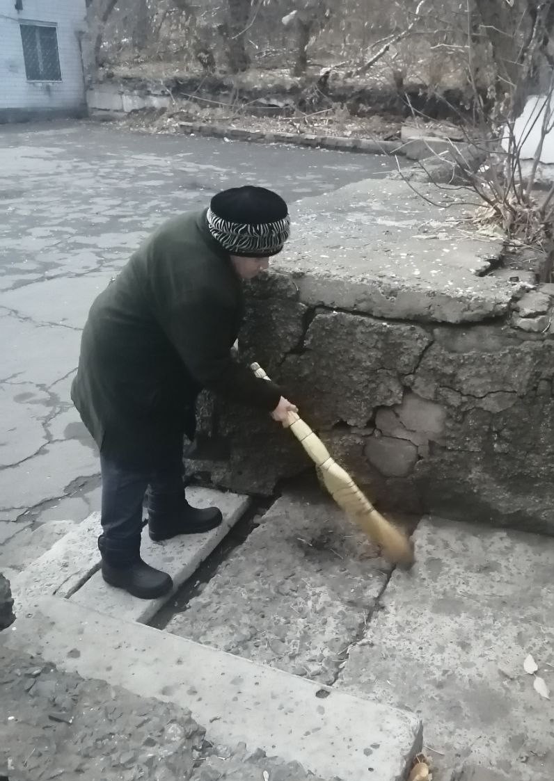 В Снежном коммунальщики продолжают благоустройство.