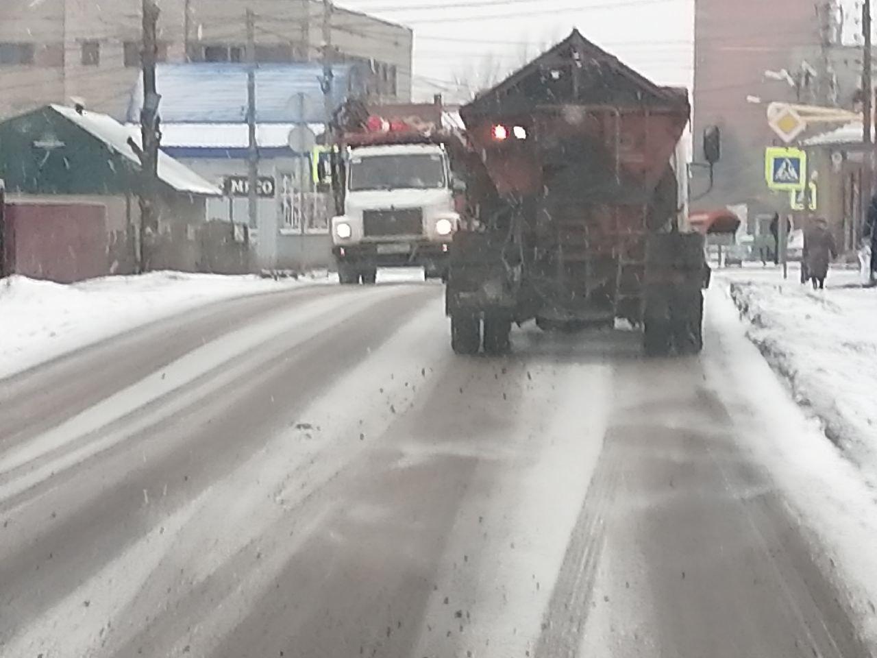 Самарцы и снежнянцы обрабатывают дороги от гололеда.