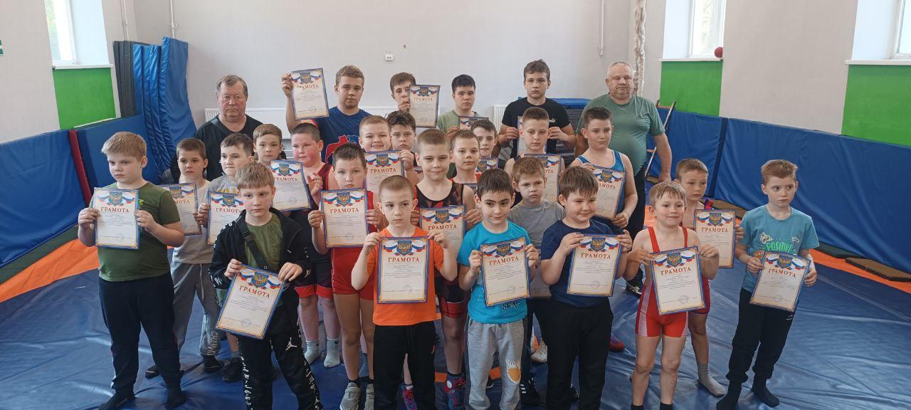 В снежнянской спортшколе прошел турнир по спортивной борьбе.
