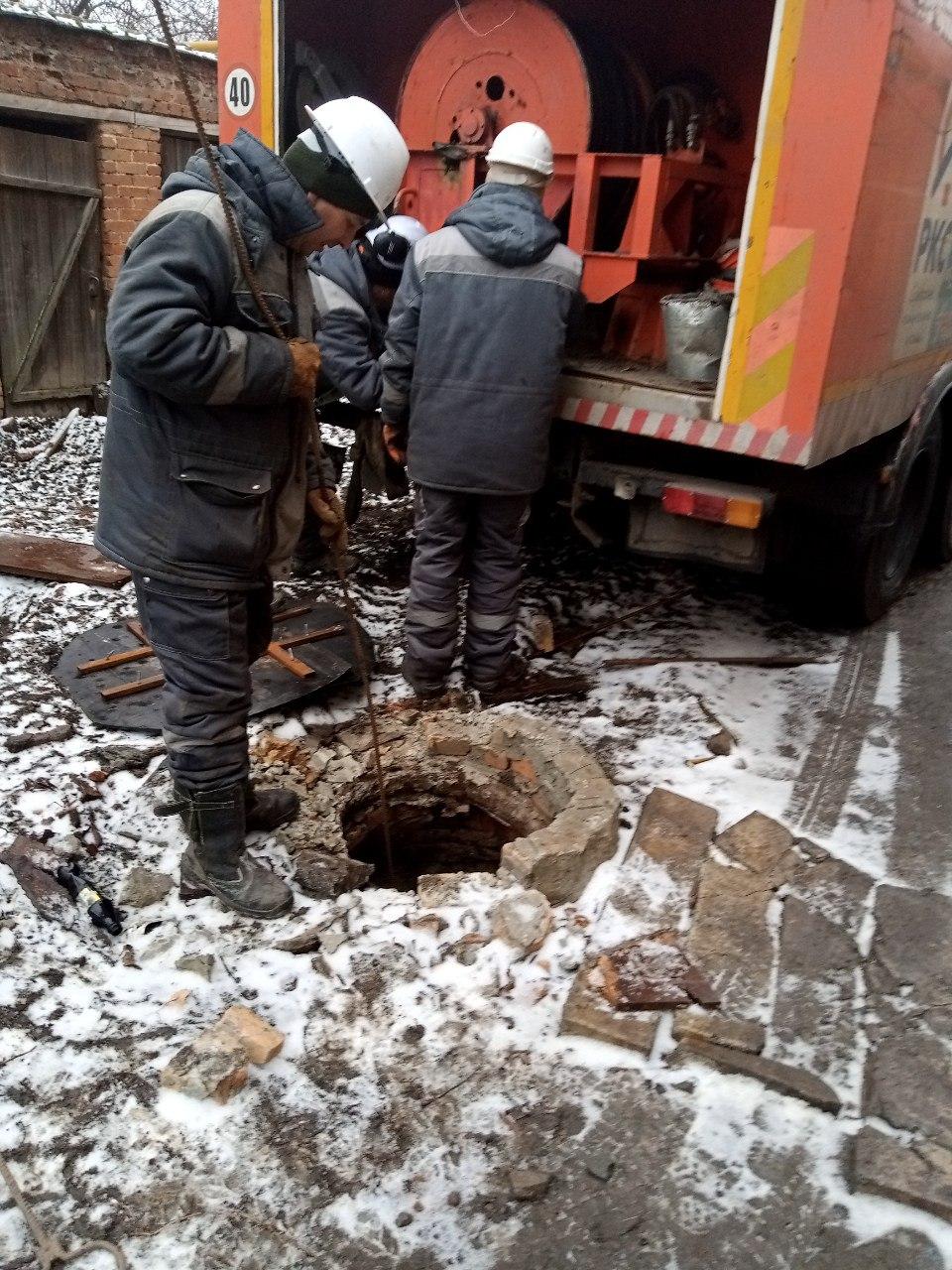 Самарские специалисты промывают канализацию в Снежном.