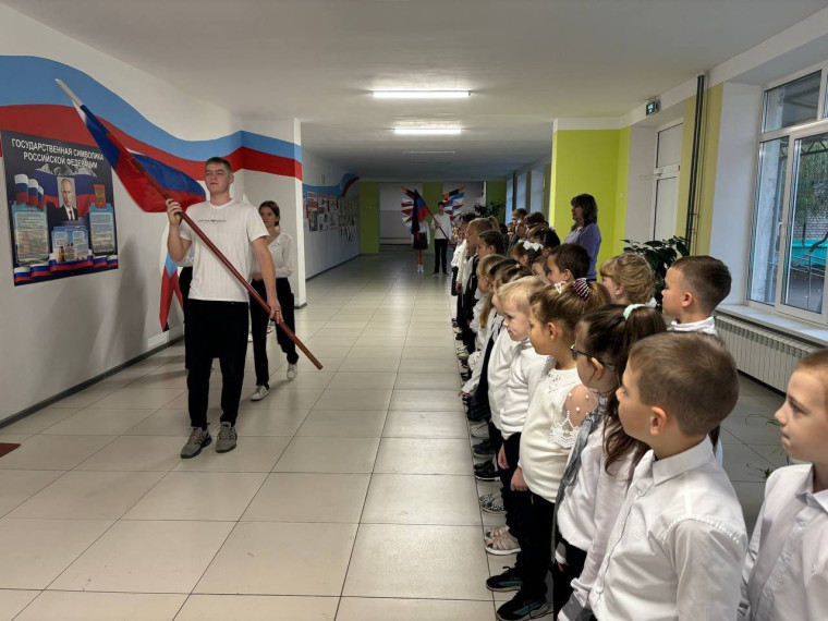 В школе Снежного торжественную линейку посвятили сотрудникам органов внутренних дел. В школе Снежного торжественную линейку посвятили сотрудникам органов внутренних дел.