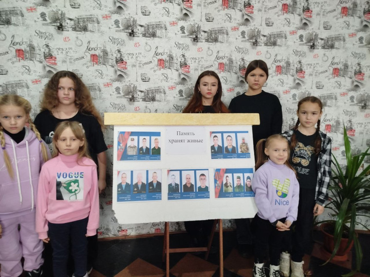 В Снежном состоялась выставка — инсталяция. В Снежном состоялась выставка — инсталяция.