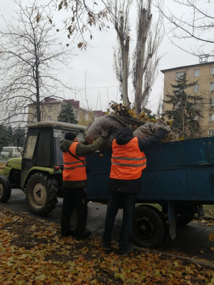 Коммунальщики Снежного благоустраивают территории общего пользования. Коммунальщики Снежного благоустраивают территории общего пользования.