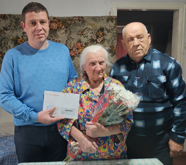 В Снежном поздравили жительницу с 95-летием. В Снежном поздравили жительницу с 95-летием.