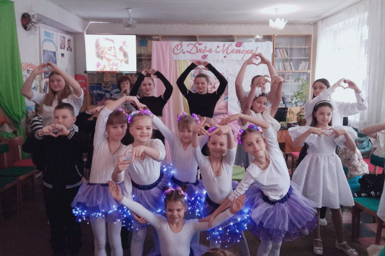 В Снежном прошли мероприятия ко Дню Матери. В Снежном прошли мероприятия ко Дню Матери.