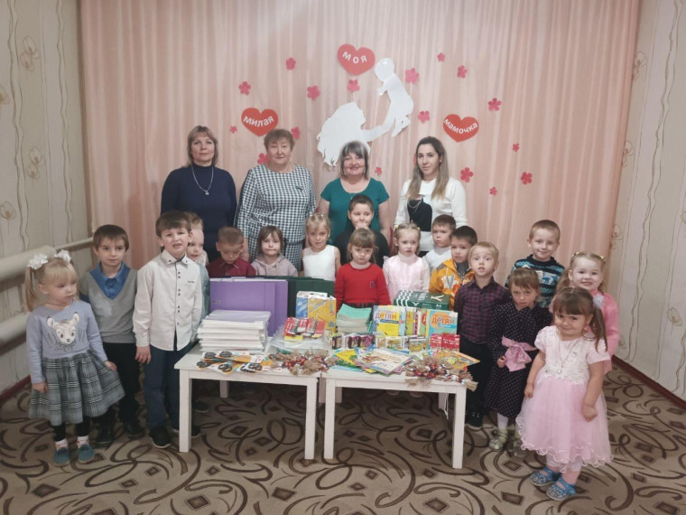 Волонтеры Ленобласти передали канцелярию и сладости в детский сад ДНР. Волонтеры Ленобласти передали канцелярию и сладости в детский сад ДНР.