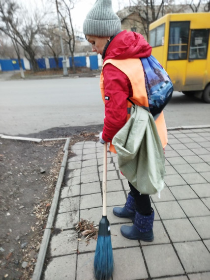 Коммунальщики Снежного благоустраивают территории общего пользования. Коммунальщики Снежного благоустраивают территории общего пользования.
