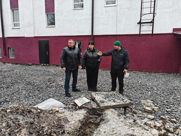 Глава Снежного проконтролировал благоустройство центральной площади. Глава Снежного проконтролировал благоустройство центральной площади.