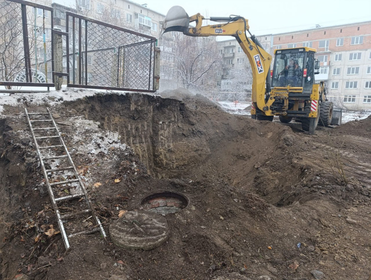 В Снежном ремонтируют теплотрассу. В Снежном ремонтируют теплотрассу.