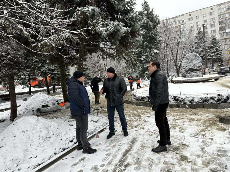 Глава Снежного проконтролировал ход благоустройства общественных пространств. Глава Снежного проконтролировал ход благоустройства общественных пространств.