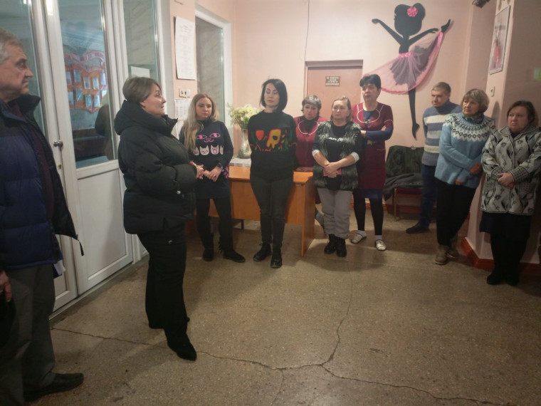 Представитель администрации Снежного ответила на вопросы жителей. Представитель администрации Снежного ответила на вопросы жителей.