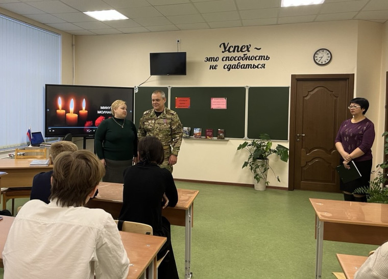 В Снежном прошел патриотический час ко Дню Героев Отечества. В Снежном прошел патриотический час ко Дню Героев Отечества.